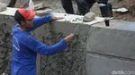 Pekerja Kebut Pembuatan Turap di Kali Buaran Jaktim