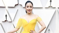 Tak mau kalah, Constance Wu memilih tampil dengan gaun kuning. Frazer Harrison/Getty Images