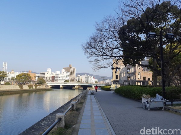 Peace Memorial Park memiliki luas 120.000 meter persegi dan terbagi dalam beberapa bagian. Setelah berkeliling di A-bomb Dome, wisatawan bisa berjalan menyurusi Sungai Ota. (Bonauli/detikTravel) Peace Memorial Park memiliki luas 120.000 meter persegi dan terbagi dalam beberapa bagian. Setelah berkeliling di A-bomb Dome, wisatawan bisa berjalan menyurusi Sungai Ota. (Bonauli/detikTravel)