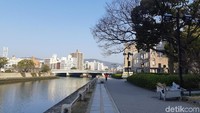 Peace Memorial Park memiliki luas 120.000 meter persegi dan terbagi dalam beberapa bagian. Setelah berkeliling di A-bomb Dome, wisatawan bisa berjalan menyurusi Sungai Ota. (Bonauli/detikTravel)