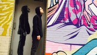 Rami berfoto di salah satu mural Mr Robot, di jalanan New York. Mr Robot adalah film yang dibintanginya. (@ItsRamiMalek/Twitter)