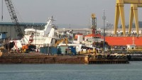 Kapal tersebut akhirnya kemasukan air laut dan posisinya miring, nyaris tenggelam. Foto: Pembaca