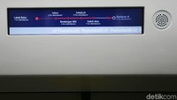 Selain di dalam gerbong Kereta, petunjuk arah perjalanan MRT juga terdapat di setiap stasiun.