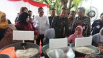 Mensos Agus Gumiwang Tinjau Produk Kube di Cilacap