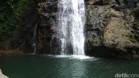Air terjun ini memiliki ketinggian 15 meter dengan kolam di bawahnya. Pengunjung juga bisa mandi di kolamnya. (Adhar Muttaqin/detikTravel)