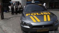 Pengawalan distribusi di perjalanan juga dilakukan polisi.