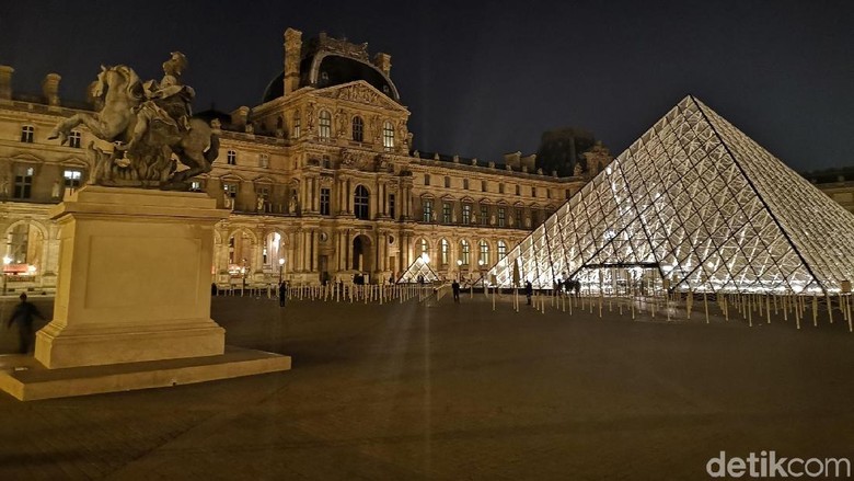 Museum Louvre saat malam hari