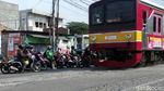 Parah! Saat Kereta Melintas, Pemotor Sibuk Mendekat