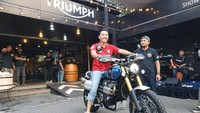Karena speknya berbeda, apalagi tadi setelah dicek tadi salah satu motor paling mutakhir dari Triumph, kecelah, geberannya juga enak. Bukan rencana ya, memang sudah kayaknya nih untuk di bawa pulang. Harusnya Insya Allah deal nih mudah-mudahan, lanjut Omesh.Foto: Ridwan Arifin