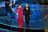 Nyentrik, Aktris Ini Pakai Sendal di Panggung Oscars 2019