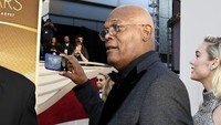 Samuel L Jackson mencoba memvideokan artis yang sedang berjalan di red carpet Oscar 2019 di California, Amerika Serikat pada Minggu (24/2). Kevork Djansezian/Getty Images