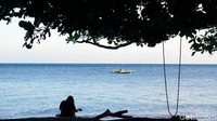 Traveler bisa menikmati pantai ini dengan duduk santai sambil memandang Selat Lembeh. Dari pantai ini bisa menyeberang ke Pulau Lembeh cuma 20 menit. (Wahyu/detikTravel)