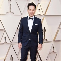 Saya tuh usianya 80 tahun di dalam sini, kata Paul sambil menunjuk dadanya, saat ditanya rahasia awet muda di acara C2E2 Comic Con pada Maret 2019 lalu. Di sini (tunjuk dada), kegelapan murni dan sedikit moisturizer, lanjutnya bercanda. Foto: Frazer Harrison/Getty Images