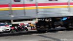 Parah! Saat Kereta Melintas, Pemotor Sibuk Mendekat
