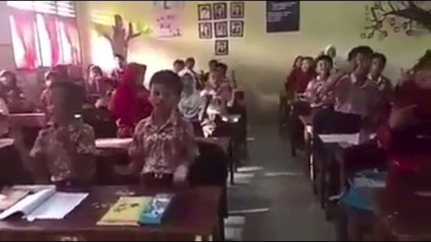 Siswa SD bernyanyi lagu 'Pilih Prabowo-Sandi'.