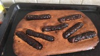 Mau buat hidangan pastry dengan sosis, netizen ini justru membakar sosisnya hingga hangus karena terlalu lama dipanggang di dalam oven! Foto: Facebook Rate My Plate