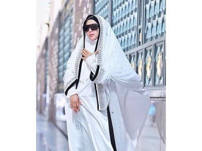 Beda Gaya Hijab Syahrini dan Luna Maya Saat Umrah, Lebih Suka Siapa?