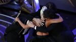 Menang di Oscar, Lady Gaga Nangis dan Peluk Bradley Cooper