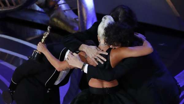 Menang di Oscar, Lady Gaga Nangis dan Peluk Bradley Cooper Menang di Oscar, Lady Gaga Nangis dan Peluk Bradley Cooper