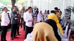 Semringahnya Jokowi Serahkan Bansos PKH dan BPNT di Cilacap