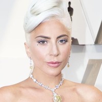 Datang ke Oscars 2019, Lady Gaga memukau dengan kalung berlian senilai Rp 420 miliar. Melengkapi kalungnya, Gaga pun tampil dengan riasan mata bernuansa silver dengan lipstik warna frosty pink. Foto: Getty Images