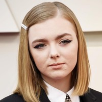 Jepit menjadi tren aksesori 2019. Artis Elsi Fisher pun tampil cantik dengan tren aksesori tersebut. Dengan makeup nude, penampilannya tetap hidup dengan eyeliner bold. Foto: Getty Images