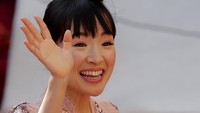 Marie Kondo tampil cantik menawan, namun angin kencang membuat rambutnya berantakan. REUTERS/Lucas Jackson