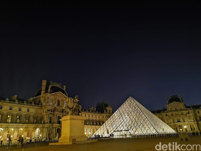 Museum Louvre saat malam hari