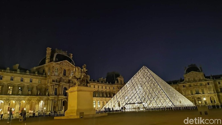 Museum Louvre saat malam hari Museum Louvre saat malam hari