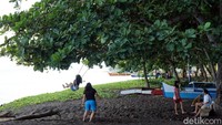 Jika dilihat dari laut, pantai tersebut sampai berwarna merah akibat darah pasukan yang tewas. Dari situlah tempat ini diberi nama Tanjung Merah. (Wahyu/detikTravel)