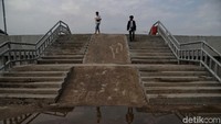 Menurut warga, tanggul setinggi 4 meter itu menyulitkan warga dari Pulau Seribu yang ingin menuju ke pasar ikan Muara Angke.