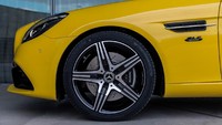 Sebagai penghormatan terakhir, ada dua varian yang ditawarkan yakni SLC300 Final Edition dan Mercedes-AMG SLC43. Meski serupa, keduanya memiliki nuansa unik yang berbeda.Foto: Mercedes-Benz