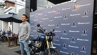Mengenakan jersey kesayangannya, Liverpool, Omesh turut hadir dalam peluncuran Triumph Scrambler 1200 XE di Kemang, Jakarta. Ia pun berkesempatan untuk menjajalnya.Foto: Ridwan Arifin