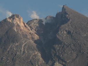Hujan Abu Terjadi Lereng Merapi Kawasan Magelang