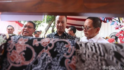 Mensos Agus Gumiwang Tinjau Produk Kube di Cilacap