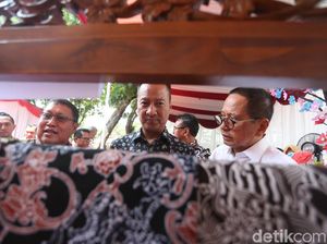 Mensos Agus Gumiwang Tinjau Produk Kube di Cilacap