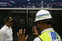 Lambaian Tangan Menaker Saat Jajal MRT