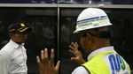 Lambaian Tangan Menaker Saat Jajal MRT