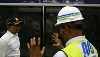 Hanif mendapat penjelasan perihal pengoperasian MRT.