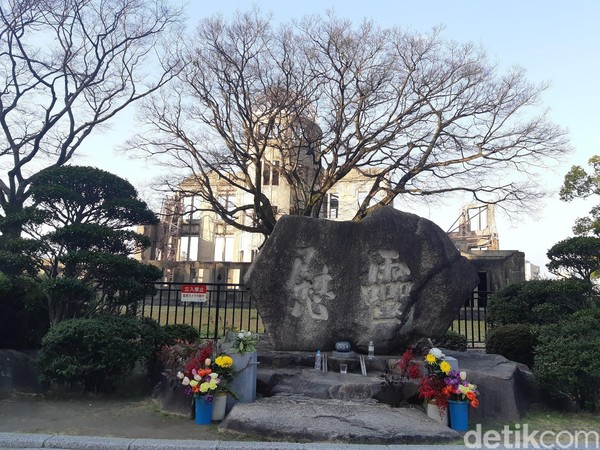 Di sekeliling A-bomb Dome ada nisan peringatan untuk warga yang tewas dalam serangan tersebut. Bunga di kanan kiri nisan menjadi tanda duka mendalam yang tak tergantikan. (Bonauli/detikTravel) Di sekeliling A-bomb Dome ada nisan peringatan untuk warga yang tewas dalam serangan tersebut. Bunga di kanan kiri nisan menjadi tanda duka mendalam yang tak tergantikan. (Bonauli/detikTravel)