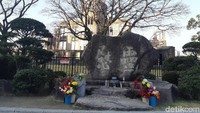 Di sekeliling A-bomb Dome ada nisan peringatan untuk warga yang tewas dalam serangan tersebut. Bunga di kanan kiri nisan menjadi tanda duka mendalam yang tak tergantikan. (Bonauli/detikTravel)