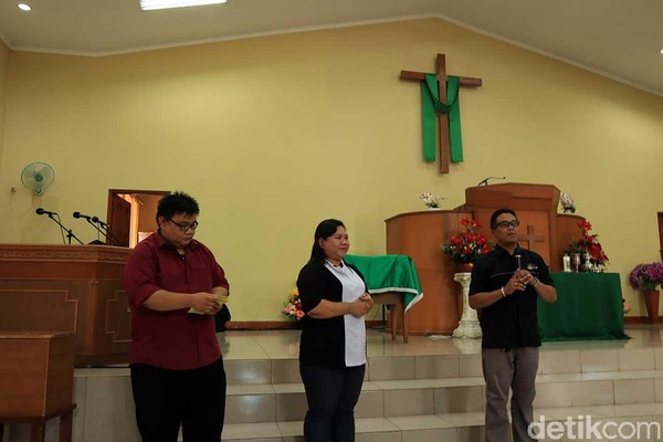 Majelis Pengurus Harian Gereja Kristen Pasundan Kampung Sawah, Hiskia Ekatana Dani (kanan), serta Pendeta Dewi Agustina dan Pendeta William Hendarmin yang memberi kata sambutan (Randy/detikTravel) Majelis Pengurus Harian Gereja Kristen Pasundan Kampung Sawah, Hiskia Ekatana Dani (kanan), serta Pendeta Dewi Agustina dan Pendeta William Hendarmin yang memberi kata sambutan (Randy/detikTravel)