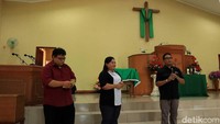 Majelis Pengurus Harian Gereja Kristen Pasundan Kampung Sawah, Hiskia Ekatana Dani (kanan), serta Pendeta Dewi Agustina dan Pendeta William Hendarmin yang memberi kata sambutan (Randy/detikTravel)