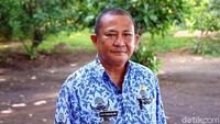Lurah Tanjung Merah, Bobby Rumawung bercerita, Pada zaman dulu kawasan pantai ini jadi lokasi perang antara pasukan Portugis dan masyarakat Suku Loloda (Wahyu/detikTravel)