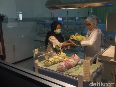 Di Usia 41, Ibu Ini Lhirkan 3 Bayi Kembar