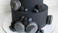 Tampilan cake hitam ini dilengkapi dengan berbagai hiasan yang juga berwarna senada. Ada macarons, blueberry hingga blackberry yang jadi pemanis.  Foto: Istimewa