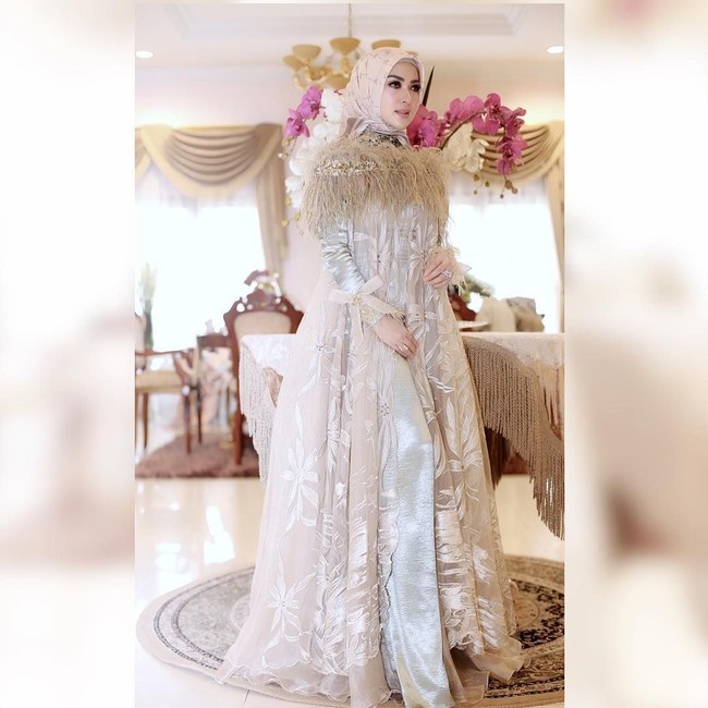 Syahrini juga pernah tampil memukau saat perayaan Hari Idul Fitri. Ia memakai dress beraksen bulu-bulu dengan hijab berbahan satin yang mewah.Foto: Instagram/Princessyahrini