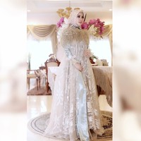 Syahrini juga pernah tampil memukau saat perayaan Hari Idul Fitri. Ia memakai dress beraksen bulu-bulu dengan hijab berbahan satin yang mewah.Foto: Instagram/Princessyahrini
