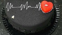 Buat pujaan hati yang suka hal unik, cake ini dijamin bisa bikin ia makin cinta. Warna hitam cake diberi hiasan sebongkah hati berwarna merah terang. Foto: Istimewa