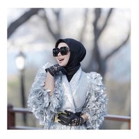 Meski berbusana glamor, Syahrini tetap memilih gaya hijab sederhana. Ia biasanya memakai hijab segi empat yang diikat rapi ke belakang atau memakai khimar instan saat beribadah umrah. Foto: Instagram/Princessyahrini